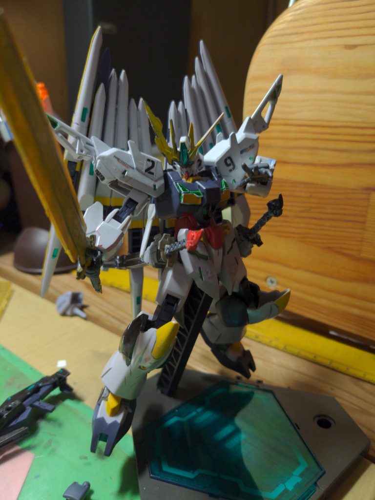 ストライクセイバー。(セイバー、アクティブ!!)ヒロト自身の感応波によってストライクシールドと分離することで使用可能になる。サイコミュによってサイコフィールドを刀身に纏わせる事で切れ味が上がるがその際は、アブソリュートシステムによるチャージが必要