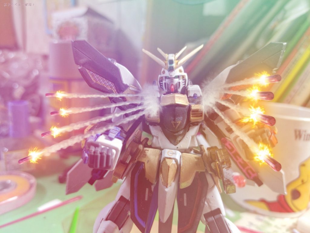 バルカン!!!
胸部にあるミサイル迎撃用の武器だがハルアキはあまり使わない