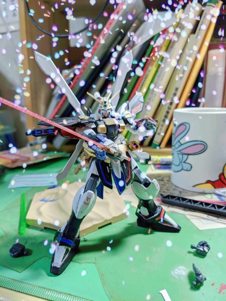 ビーム刀隼丸(はやぶさまる)
ゴットマスター専用のビーム刀で、ビームや実体物などを一刀両断する威力を持つが機体内の粒子を使う為あまり長く使用出来ない。これを使って次元覇王流剣術秘剣覇王燕返しを使用敵は切られたことに気が付かず爆発する!!