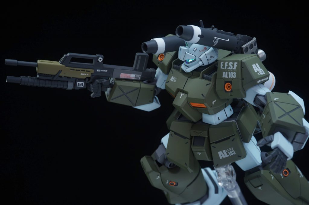 ## ・グレネードランチャー付きジムライフル

弾倉が前腕に当たるので、「えぇい！邪魔だ!!」とばかりに上に変更しました！
幸い上に変更できそうな作りだったので問題ないでしょう。

ただバランスが悪くなってしまったので、火力増強ついでにグレネードランチャーをプラ材で新造。
何となくそれっぽく見えれば十分なので今の段階では満足かな♪