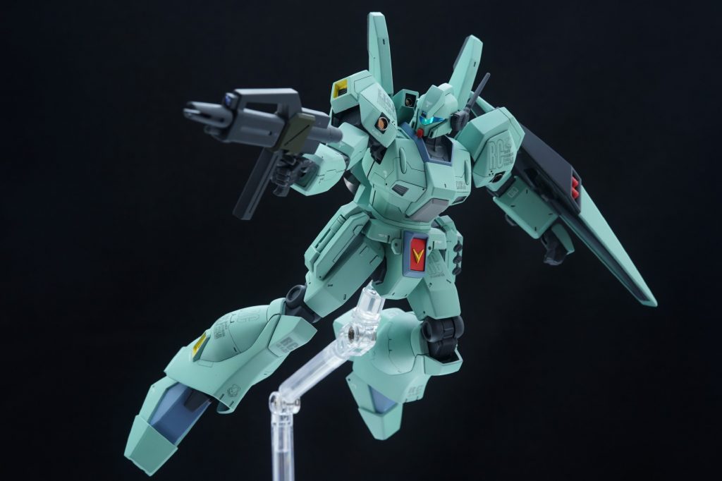 ## パケ絵風に
短銃身で取り回し良さそうなライフルですね。
ジェガンは頭部バルカンでもギラ・ドーガのシールドぶち割って撃墜できるレベルなので、これ位の火力でも十分なんでしょう。