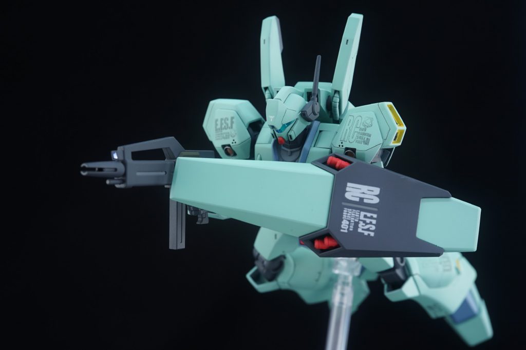 ## 前進しながら牽制射!!
ジム系はコックピットをシールドでガードしながらの射撃ポーズがしっくりくるんですよね~(*´ω`*)