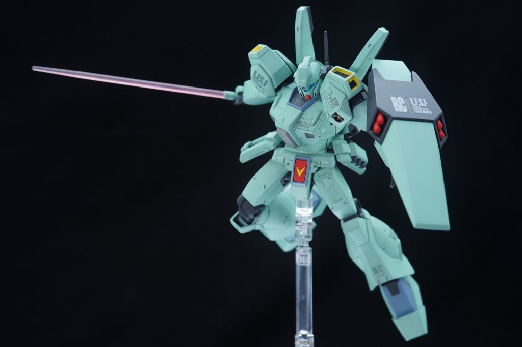 ## ビームサーベル
出力調整で斬撃用・刺突用に切り替えられるという地味に特殊なサーベルを使ってるジェガンさん。