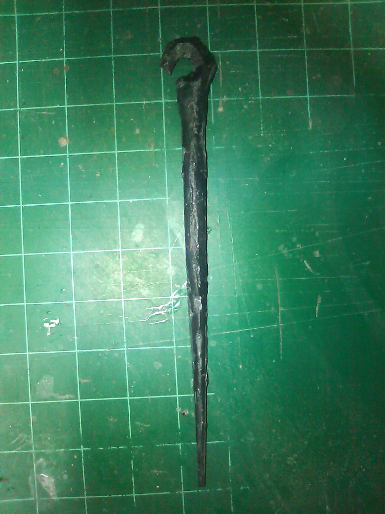 杖はプラバンで型を作って、パテを盛りました。