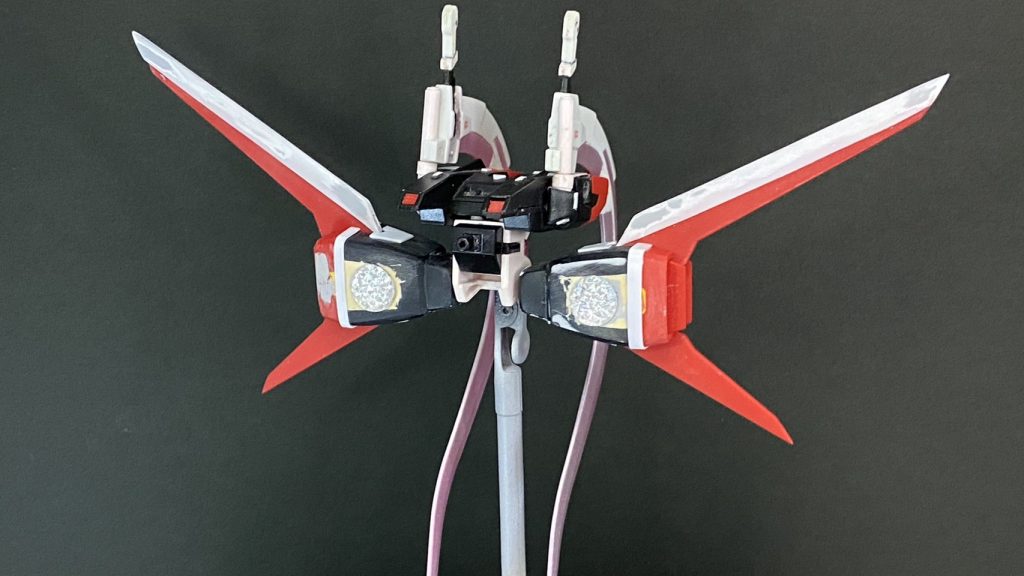 前回もありましたがスラスターの軸部分を削り羽状に展開できるようにしてます。