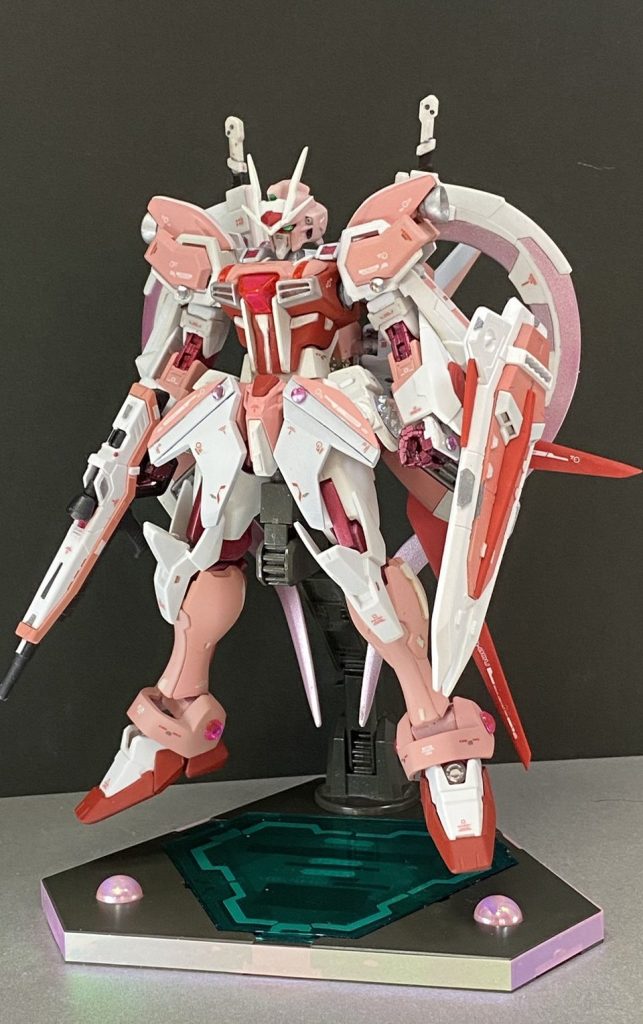 ライフルとシールドを装備した状態状況に合わせて放棄するため目立った改造はしていないそれでも元々フリーダムの物を採用しているので十分な性能がある。