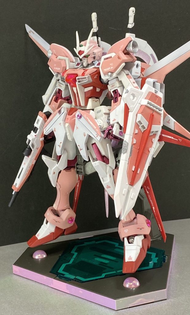 ハートを畳んで背部スラスターを横に展開して空中戦に対応した形態。