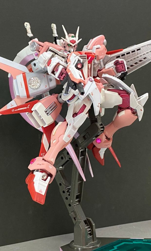 アクションポーズ目の部分は塗装から目の部分だけをカットしたシールに変更シールの方が光を拾った時に反射で光って見えるので写真映えするのでお勧めですライフルのスコープ部分にもジュエルシールを使用