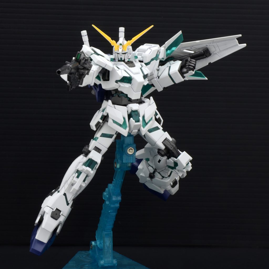 パーティングラインを消してグロスインジェクションに合わせて磨きました。