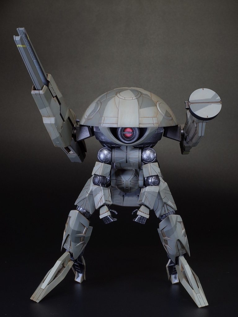 正面
フレームはウィノーブラックにクロームシルバーできつめにドライブラシ
外装はレッドブラウンでウォッシング