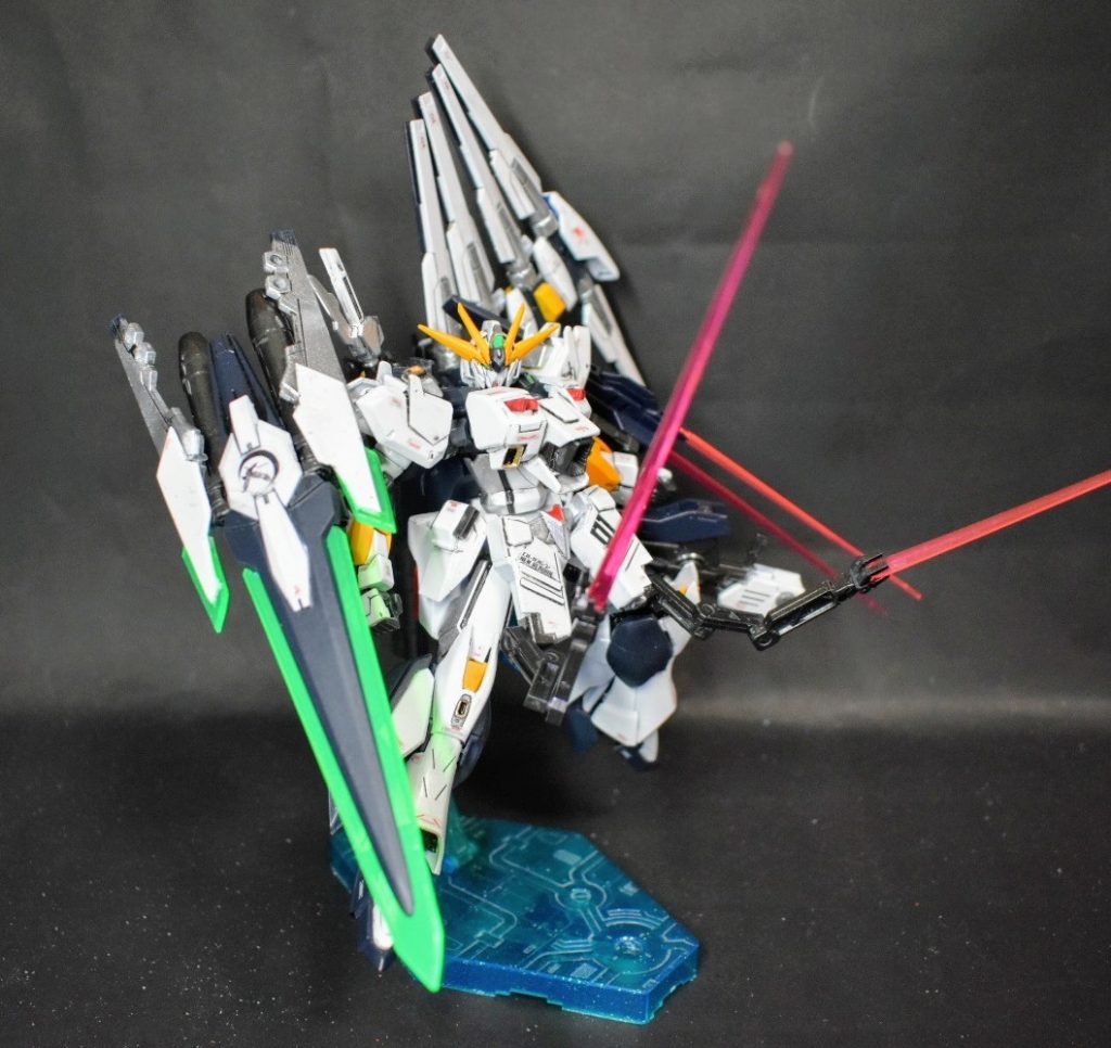 近接 シールド先端はGNソードになってますイメージはダブルオーのGNバスターソード腰の追加アーマーの隠し腕からはビームサーベルが発振可能