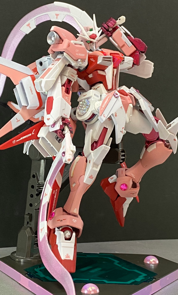 アクションポーズサーベルの持ち手もついてるのでビーム部分を付ければビームサーベルとしても使用可能一応ショーテルを持たせる事が可能ですがRGの手首を使用しているので見映え重視ならこのままでもいいですが、がっちりとは保持されていないのでガシガシ動かすなら別の武器持ち手も考慮した方がよさそうです。