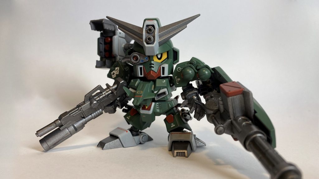 *■ノーマルモード*
サポートメカの武装の一部を使用することで、従来のコマンドガンダムに近い装備になる。