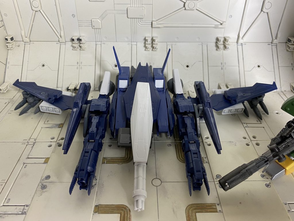 *■サポートメカの工作*
飛びそうな薄さとシルエットを意識して、シャイニングブレイクなどガンプラ、30MMシリーズのパーツ、ビルダーズパーツを中心にミキシングで製作。細かい部分はプラ板やパテで調整しています。
今回はご依頼品ということでなるべく丈夫に扱いやすく!という所も注意してみました。普段からそうすればいいんだよなと思いました。