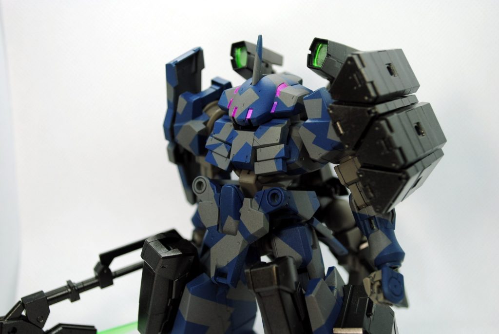 タンクロールの行えるガンプラにしたかったため
なるべく機体を大きく、かつ大きすぎないように
武装も盛り込みすぎてはいけないけども
火力不足になるのは嫌だと思いつつ作っていきました。