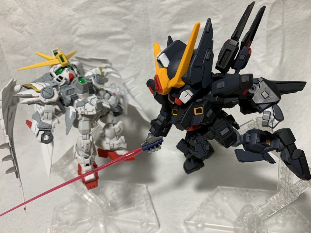 スノーホワイトとバトル中、黒いガンダムタイプも新鮮です。