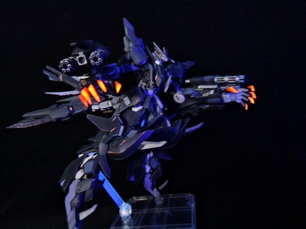 爪は集光アクリル製ですのでブラックライトで光ります。