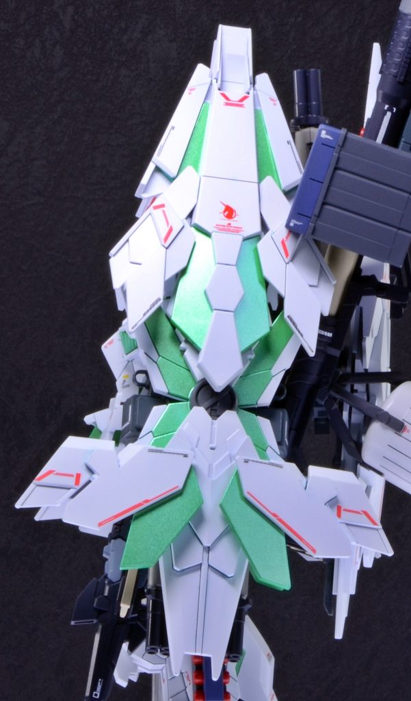 シールドを含むサイコフレームの塗装は、クレオスの蛍光グリーンにガイアのプリズムブルーグリーンをオーバーコートしてあります。