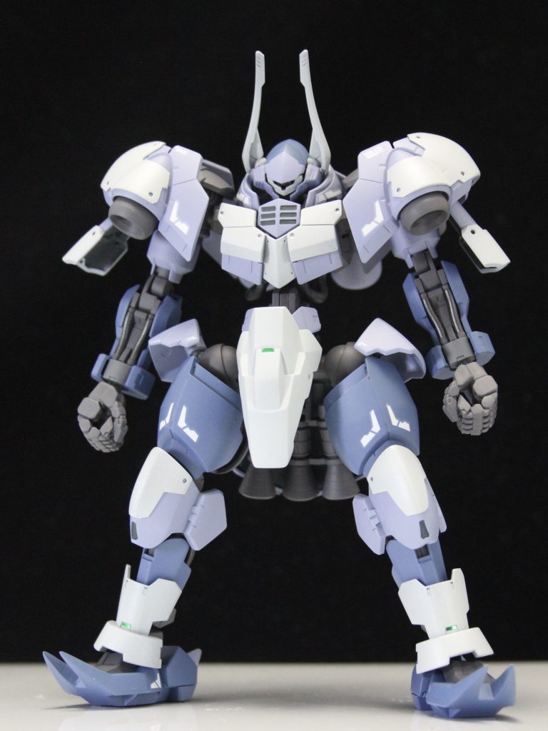 本来のヘルムヴィーゲが対MA戦に特化したMSとの設定なので、低重心でより力強いスタイルを目指して下半身を中心に改修しています。ソールとフロントアーマーは辟邪のパーツを使い、股関節をオフセットしています。