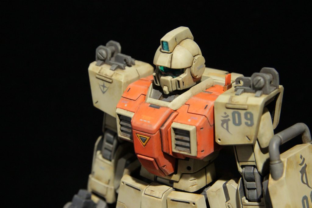 肩のマウントラッチはキットのパーツを削り落としてプラバンで作り直し。肩のブレードアンテナを追加。