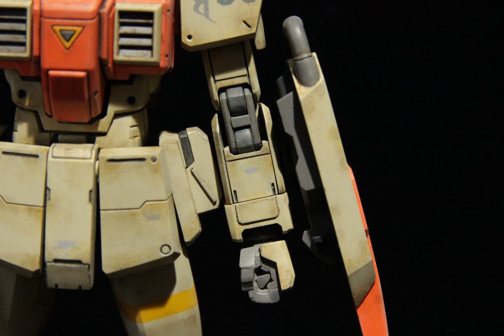 厚みが気になった前腕パーツをカット、分解してプラバンを使って薄く再生。
シールドマウントはネオジム使用です。
コブシもキットのパーツにプラ棒で一工夫して”らしく”加工。