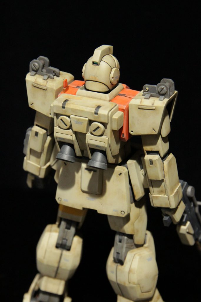 おしりのアーマーは下面センターを切り欠き、サイドの丸モールドは穴あけ後にプラ棒で再生。