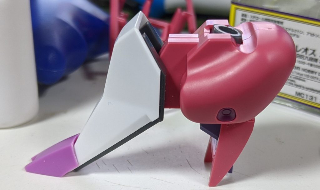 つま先と踵内部はGルシファーのつま先と踵パーツを切断して取り付け。
踵外部はカットシーのバックパックから拝借。
奇跡的にスッポリハマっていい感じになりました。