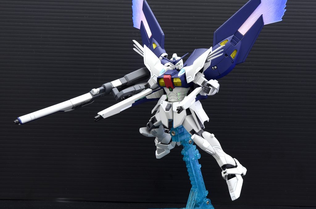 最大出力モードです。余剰エネルギーが背部ウイングから放出されます。