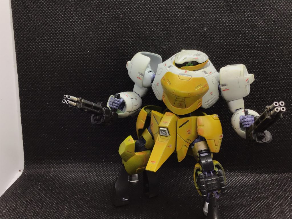 ちょっとしたオリジナル武器も作ってみました。左足はフレームにジャンクパーツをつけて装甲が吹き飛ばされた感じにしてみました。