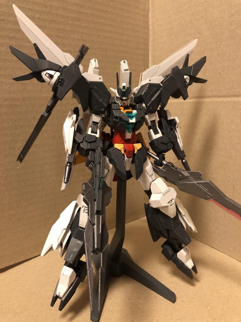 全体像。コアガンダムⅡを中心に後期登場機体であるユーラヴェン、サタニクス、ネプテイトの3つの機体のパーツの混成です。さらにジュピターヴのマニファービットを遠隔兵器として選択。あとは、両肩にダブルオースカイのGNドライブユニットとバスターソード2基を装備させています。背中にはガンダムDXのサテライトキャノンをそのまま装着。ほぼ全て既存の接続用3mm穴を利用した簡単組み替えです。背中のバックパックのみ接続を前述の3mm径のプラ棒による接続に作り変えています。