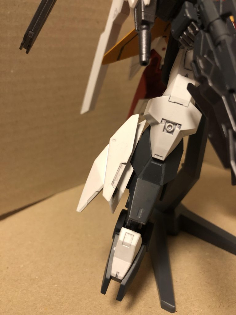 脚部はユーラヴェンガンダムのレッグセンサーユニットの外側にネプテイトガンダムの脚部側面パーツを被せるように装着しています。元々ある3mm径の穴をピンバイスで貫通させて、そこに3mmプラ棒を使って装着しています。