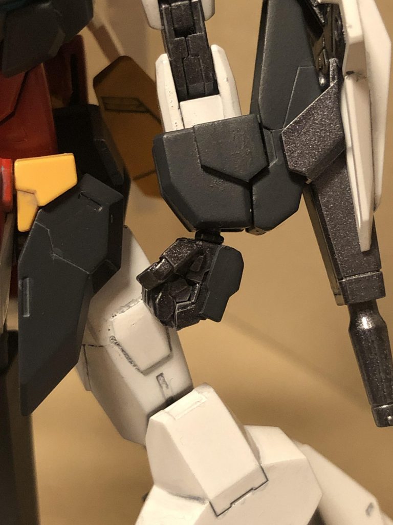 マニピュレータは壽屋のM.S.G.のノーマルハンド・ネオとノーマルハンド2のものに変更しています。アニメ本編を見ていても、どうしてもコアガンダムⅡと同じサイズには見えないので、ちょうどよいサイズのものはないかと探してみたら、ピッタリだったので。若干接続部の球体が大きい感じなので、心もちヤスリがけをして収まるサイズに調整しています。