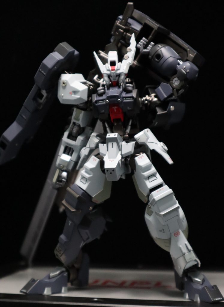 大剣のポージングのバリエーション
サンライズパースと担ぎ以外でオススメポーズがあったら教えてください。
今見たら肩関節もっと高い位置にした方が見栄え良かったなぁ。