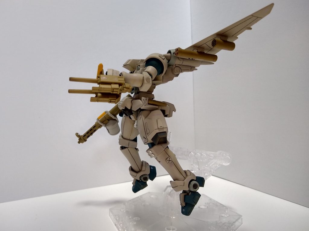 作中のフライトユニットの別バージョンとしてA-10サンダーボルトや
AC-130などの地上攻撃機を想定しました。
左手には2連装30mm機関砲をジャンクパーツで作ってみました。