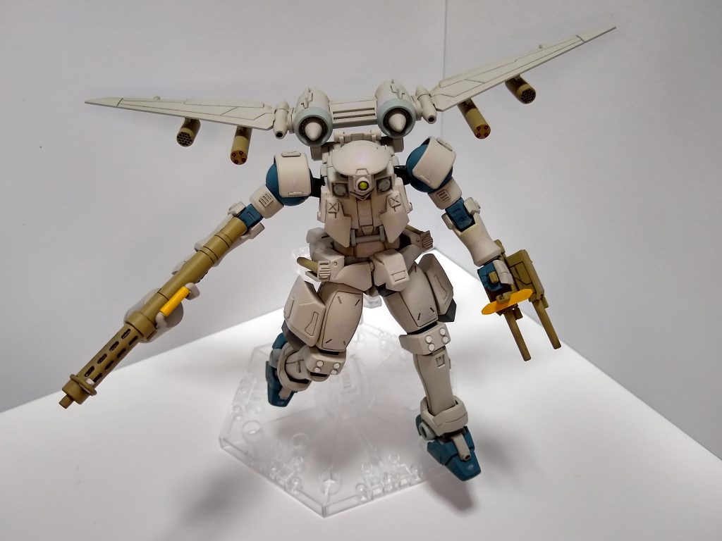 頭部は追加レーダーユニットを装備できる仕様としてます。
全体的に換装キット化と空気抵抗を押させる形状にしてみました。