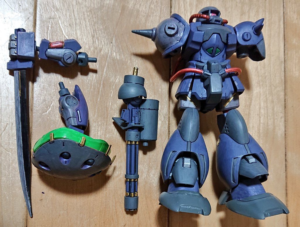 本体と腕部パーツ3種です。腕部パーツを組み換えて、色々なバリエーションを楽しめます!
・サーベルの腕部
  ハイザックの右腕部+ゾゴッグの右手と 
  サーベル
・ミサイルシールドの腕部
  マラサイの左腕部+ハイザックの左手+ 
  MGのズゴッグ頭部
・ガトリングガンの腕部
  MGのガンキャノンのキャノン基部パー 
  ツ+グフカスタムのガトリングガン