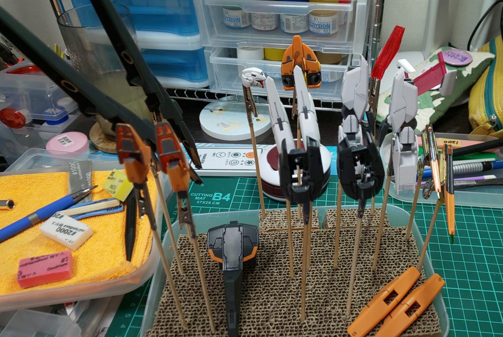 クリアパーツは無色なので塗装する必要があります。
その他、グレーやライトグリーンなど説明書の指示を見ながら塗装しました。