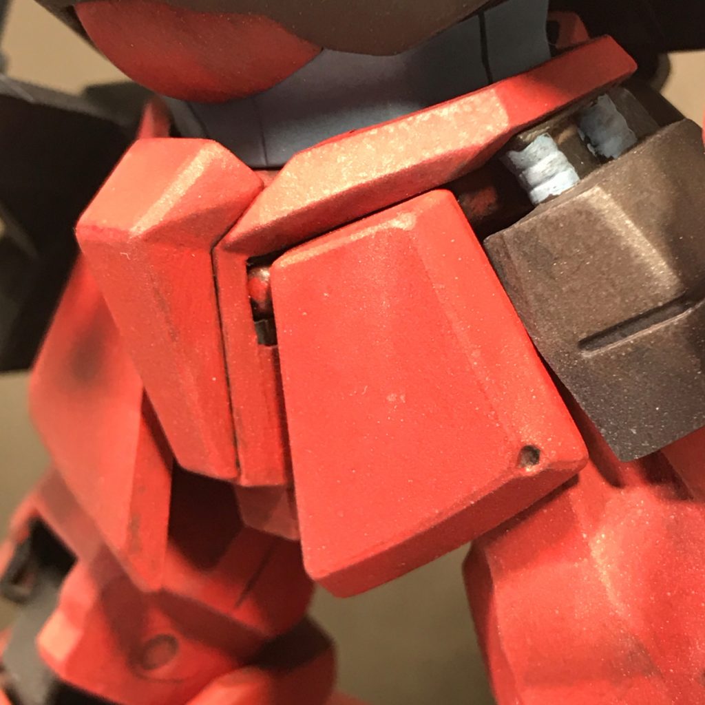 前垂れを少し前方に持ってきて、体に丸みを表現。