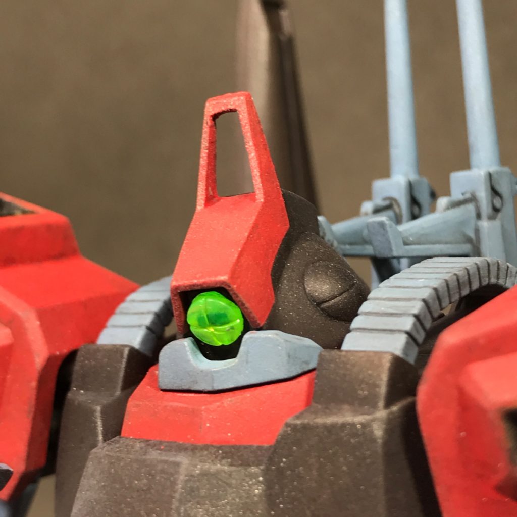 モノアイには定番のラピーテープ。