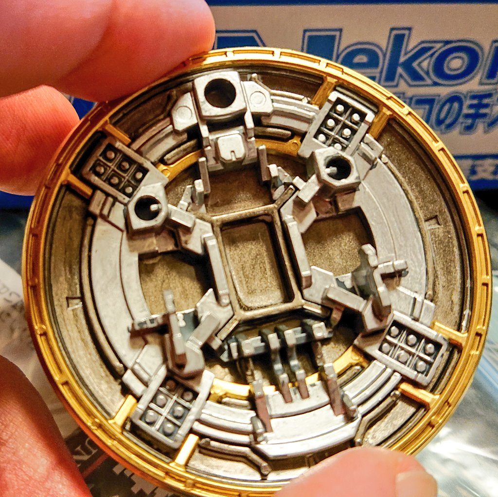 盾の裏側もキッチリ塗り分けました。
マーカー直塗りでムラムラがすごいです。