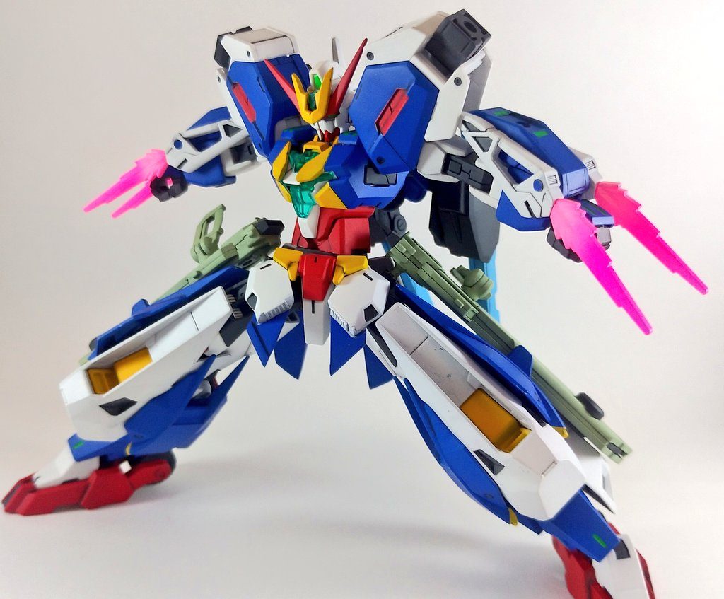 ヒーグローガンダム!
名前の由来は(明るいヒーロー)です!
メイン武装は両腕のビームクローです!