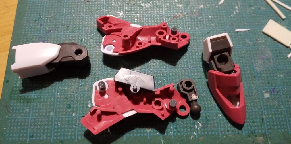 脚部は脛部を旧HGからまるまる流用。ここは案外簡単な工作でした