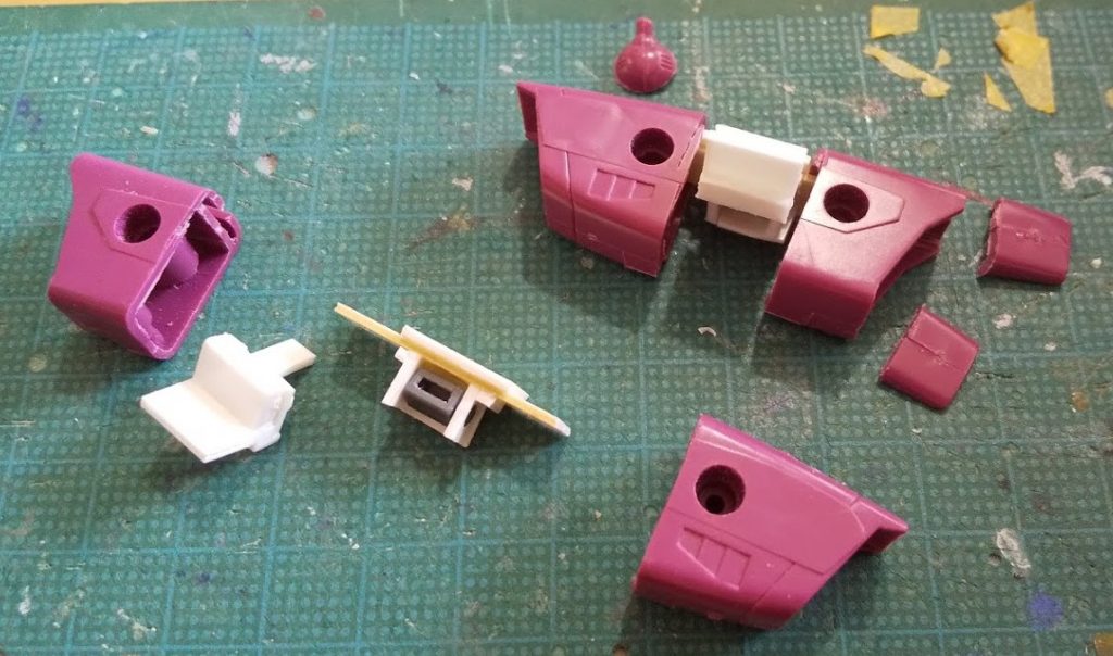 ファトゥムはエンジンブロックを大胆に1.3cm延長、その部分に可動を仕込んでエンジンブロックごと上反します。
その他、合わせ目消しの便を考慮してフィンやカナード翼を作り直したり機関砲を独立可動にしたり…
主翼はいちから作り直したり、と、本体よりもファトゥムに半分以上の手間がかかっています。
ここを妥協してしまえばジャスティスナイトのジャスティス化はそんなに大変ではないかもしれません。