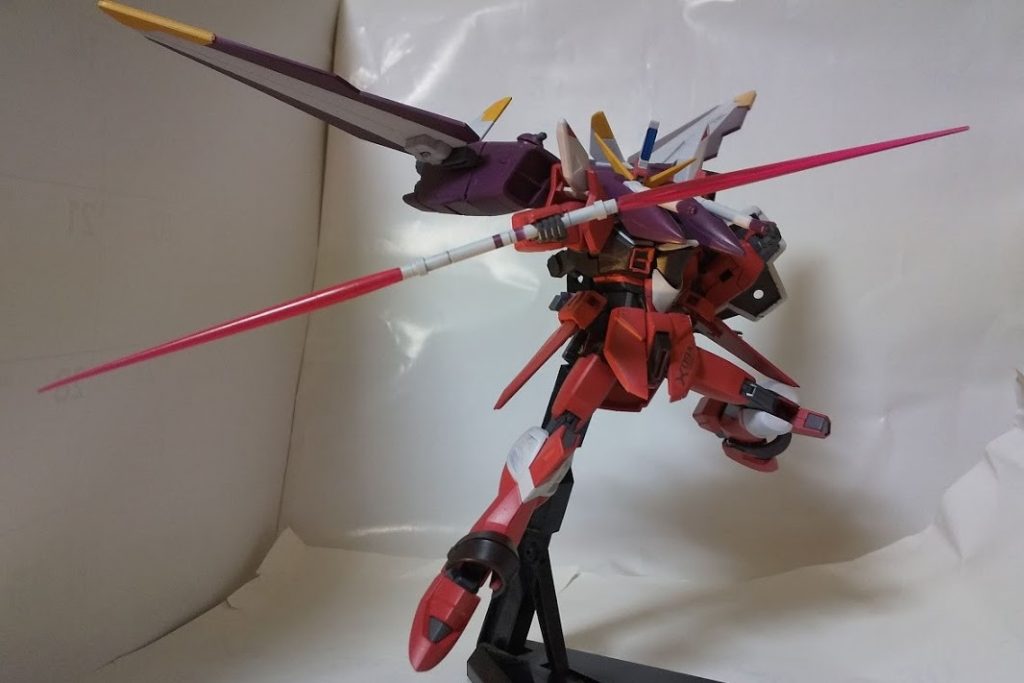 関節可動はジャスティスナイトのものなので、ポーズの幅は旧HGとは比較になりません