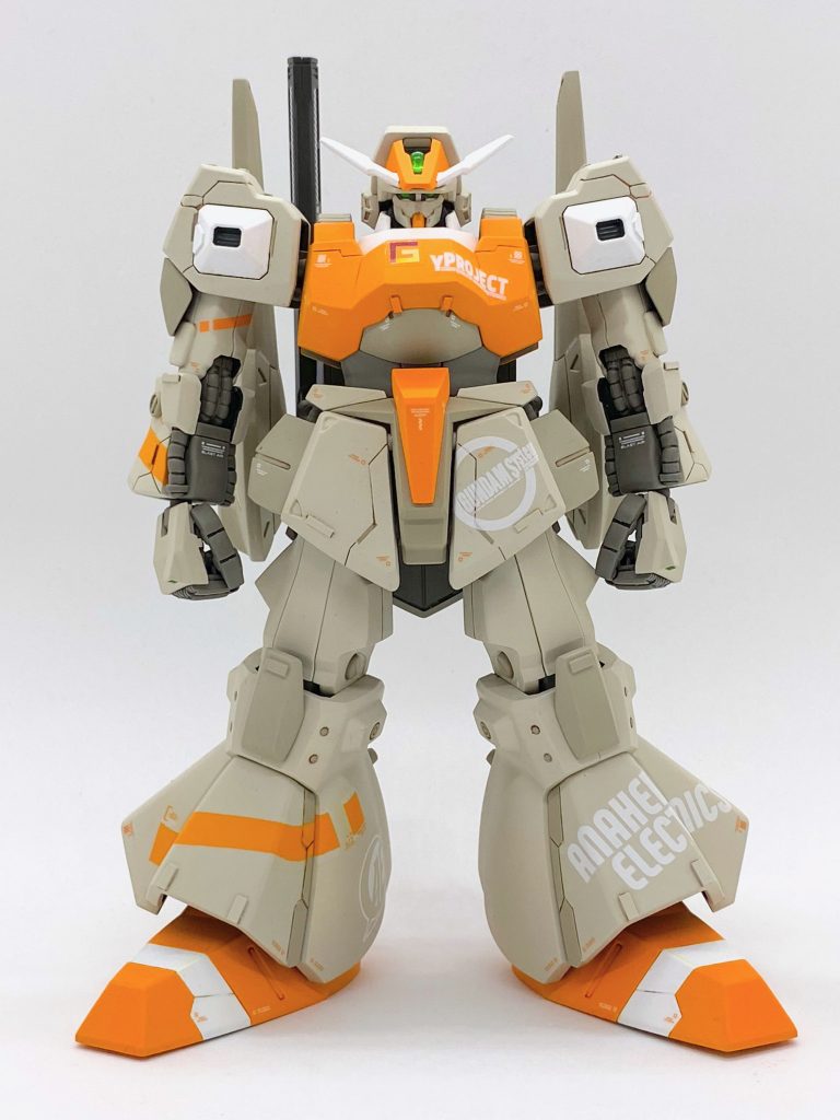 頭部や股間のオレンジは塗り分けが大変そうだったので、パーツを切断して別々に塗りました。手首は極め手を使用。最近はこのサイズのハンドパーツの在庫がどこも少ない……！ 