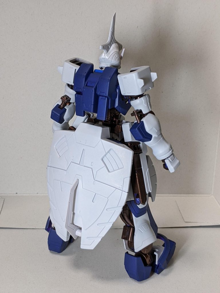 ネイビーが好きなこともあり、カラーパターンは変えています。
フレームのメタリックは塗ってる間は派手すぎると思ってたけど、キマトルはかなり着込んでるのでちょうどいい塩梅になりましたね。