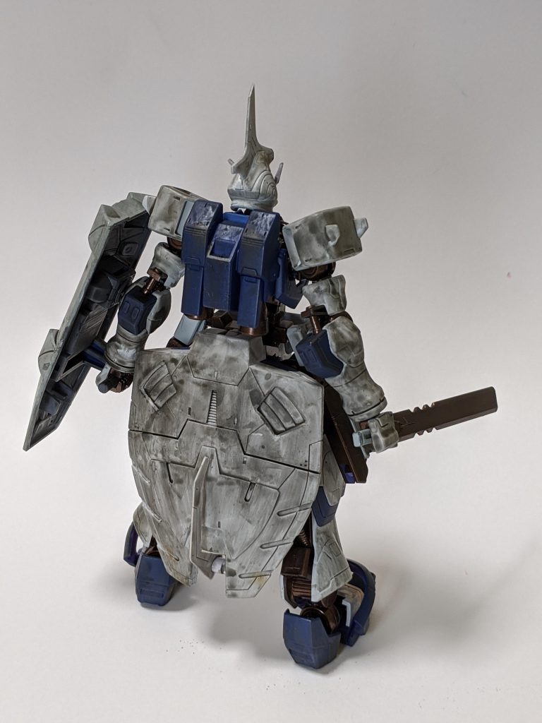 背面。
本体は合わせ目を消した程度。
全身のすす汚れ?はシタデルカラーのnuln oilを使っていますが、もっと上手に使えばもっといい感じになるはず…
足元や盾などにはタミヤのウェザリングマスターも併用しています。