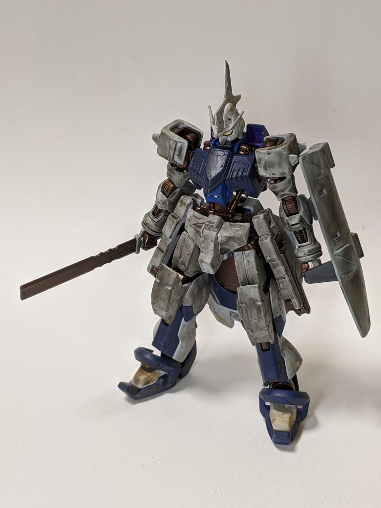 正面。
今回は全身シタデルカラー塗装で、
白:corax white
紺:kantor blue
青(首元など):caledor sky
フレーム、武器:warplock bronze
盾:celectra grey
盾裏:mechanicus standard grey
により塗り分けています。