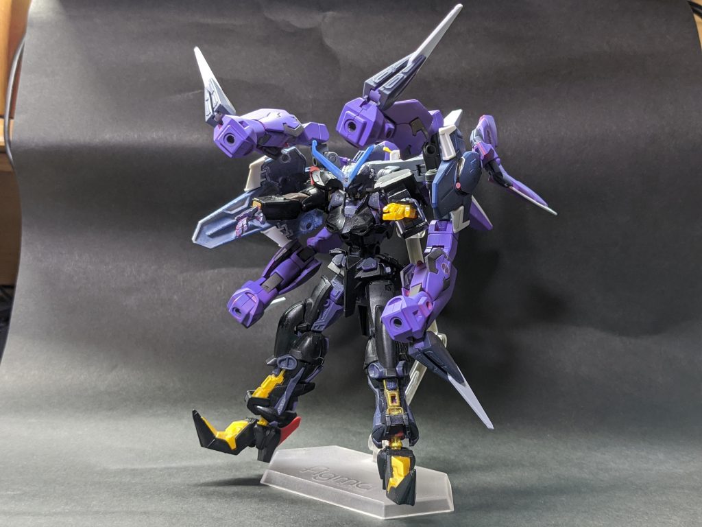 四肢には出力を絞ったスキュラ改が搭載。マルチロックオンによるハイマットフルバーストもどきが可能。
