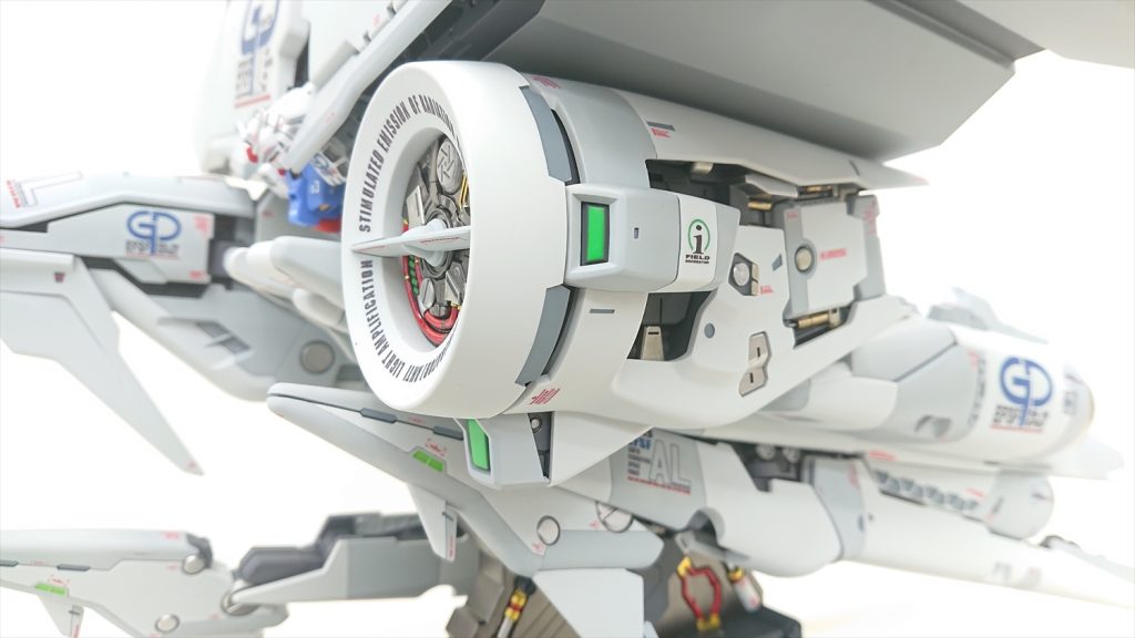 全体にわたりですがiフィールド・ジェネレーターなどもモナカ割りの酷いもの。ディテールだけはグランドキャニオンのような高低差がある反面、これを塗り分けには大変な苦労。